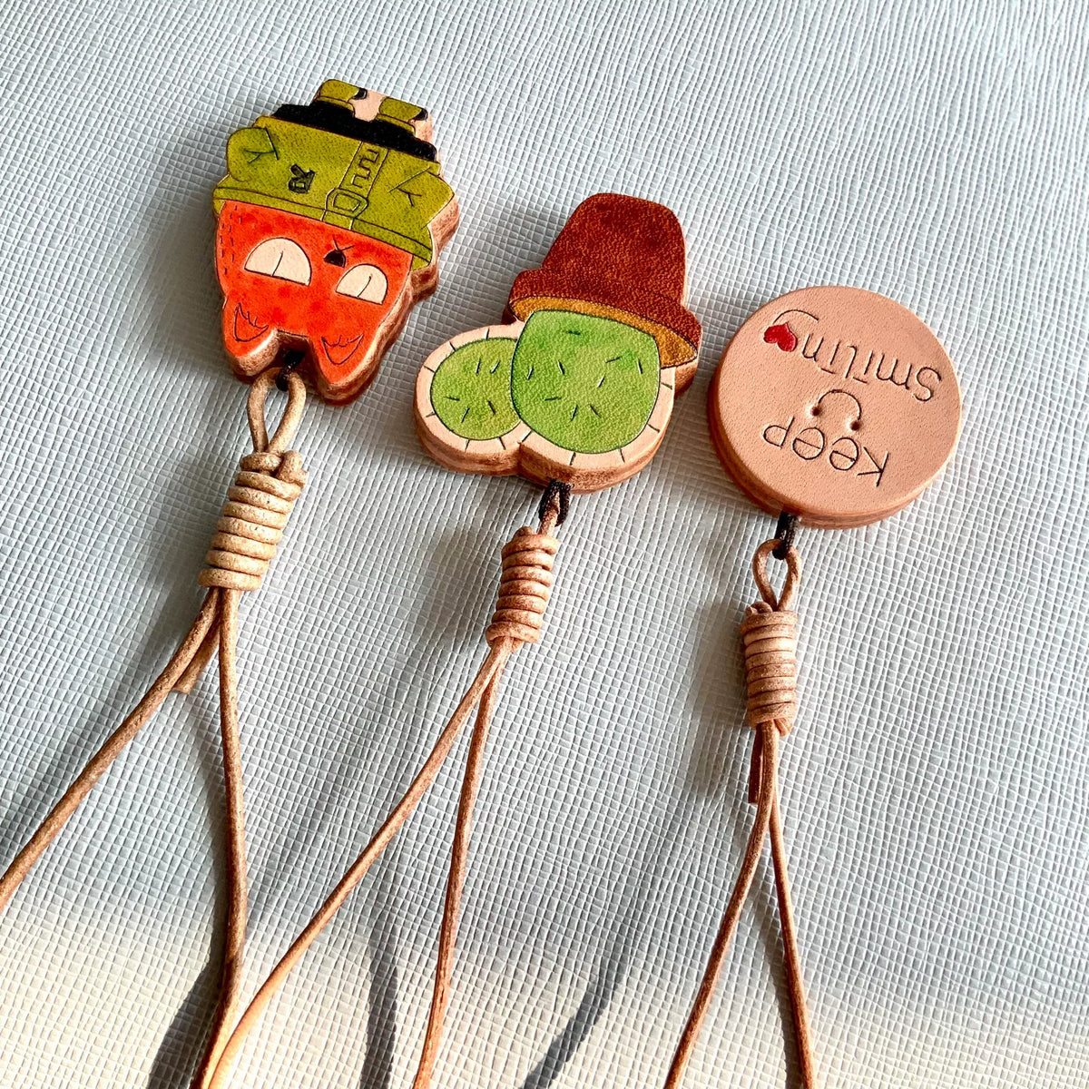 Dijes de cuero italiano de zorro y cactus