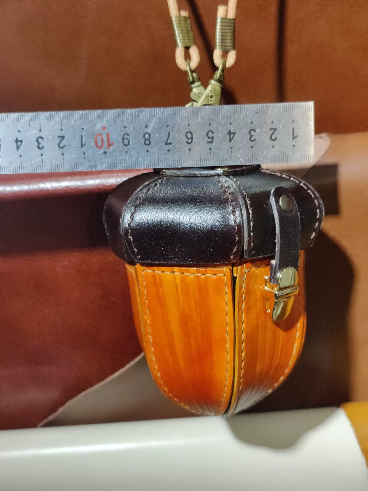 Pochette in pelle bicolore con chiusura in ottone