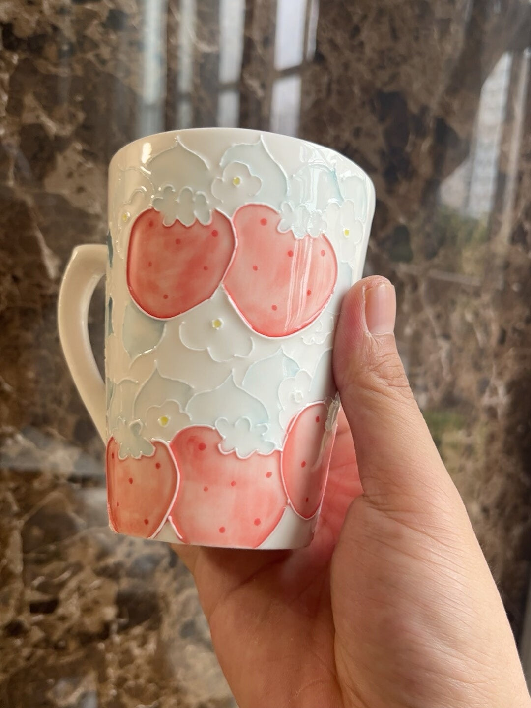 Taza de cerámica pintada a mano con fresa y conejo 300ml