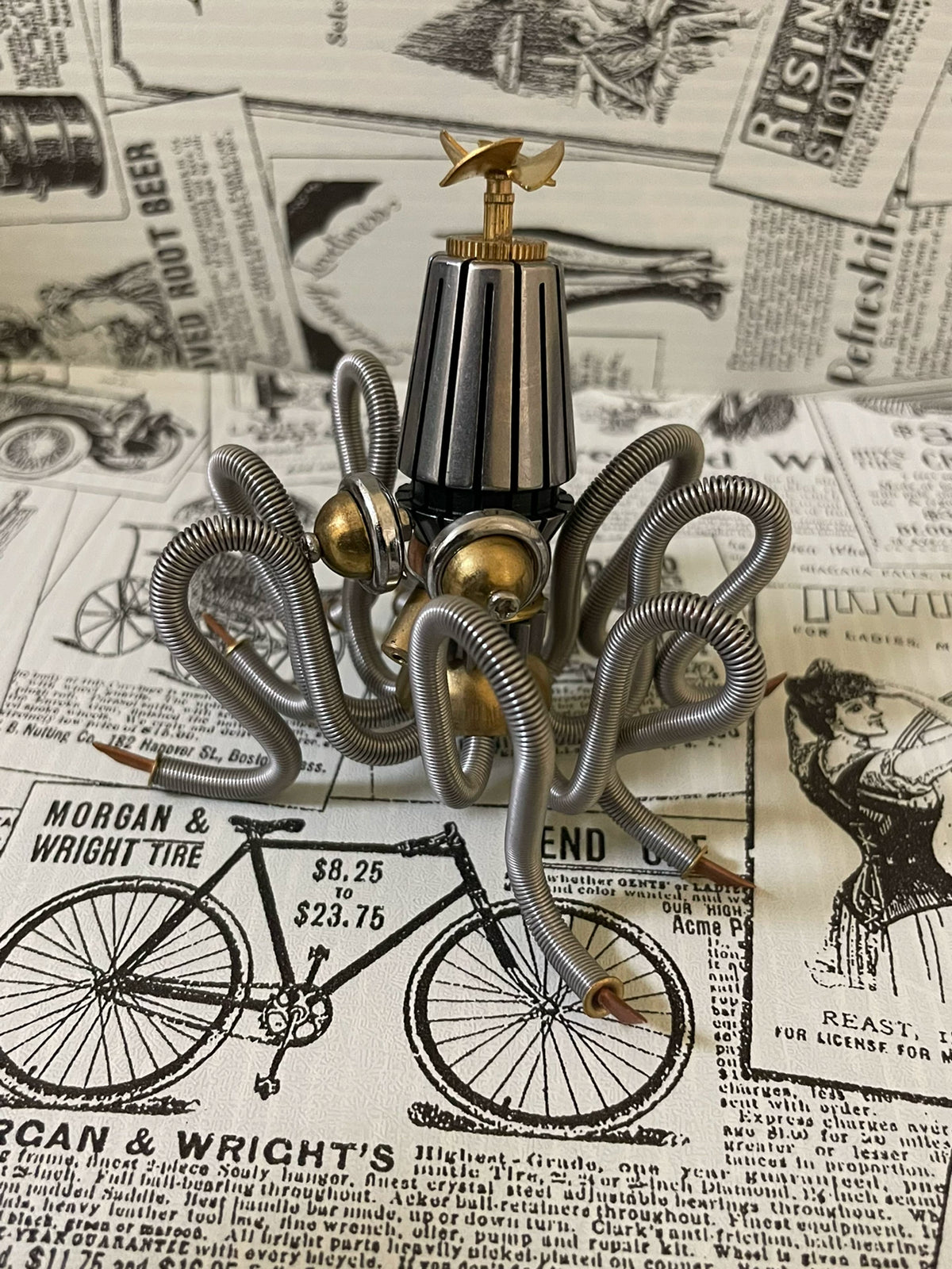 Steampunk Oktus-Metallskulptur mit Chromfeder-Tentakeln