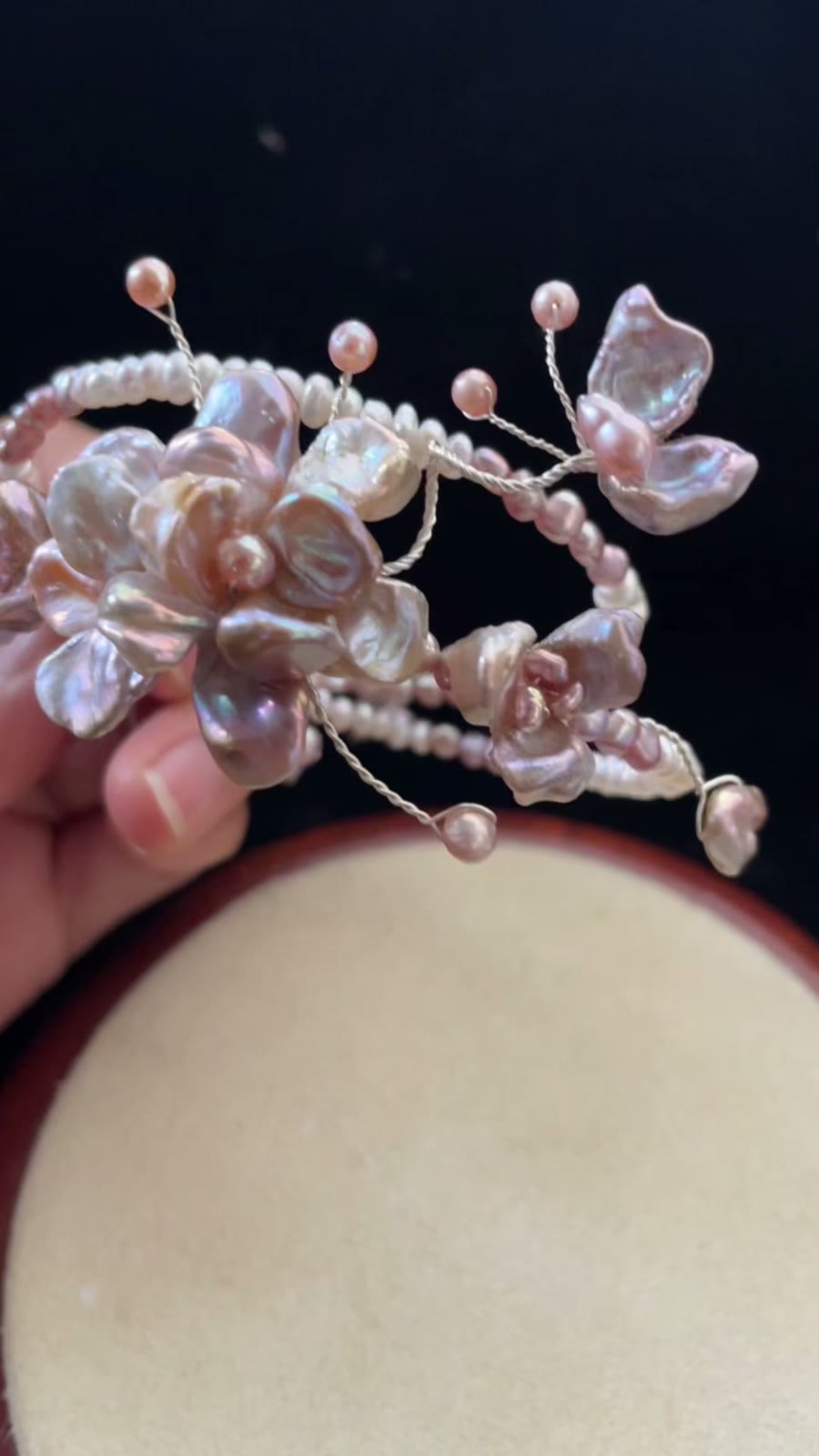 Bracciale con perle naturali barocche, fiori e farfalla