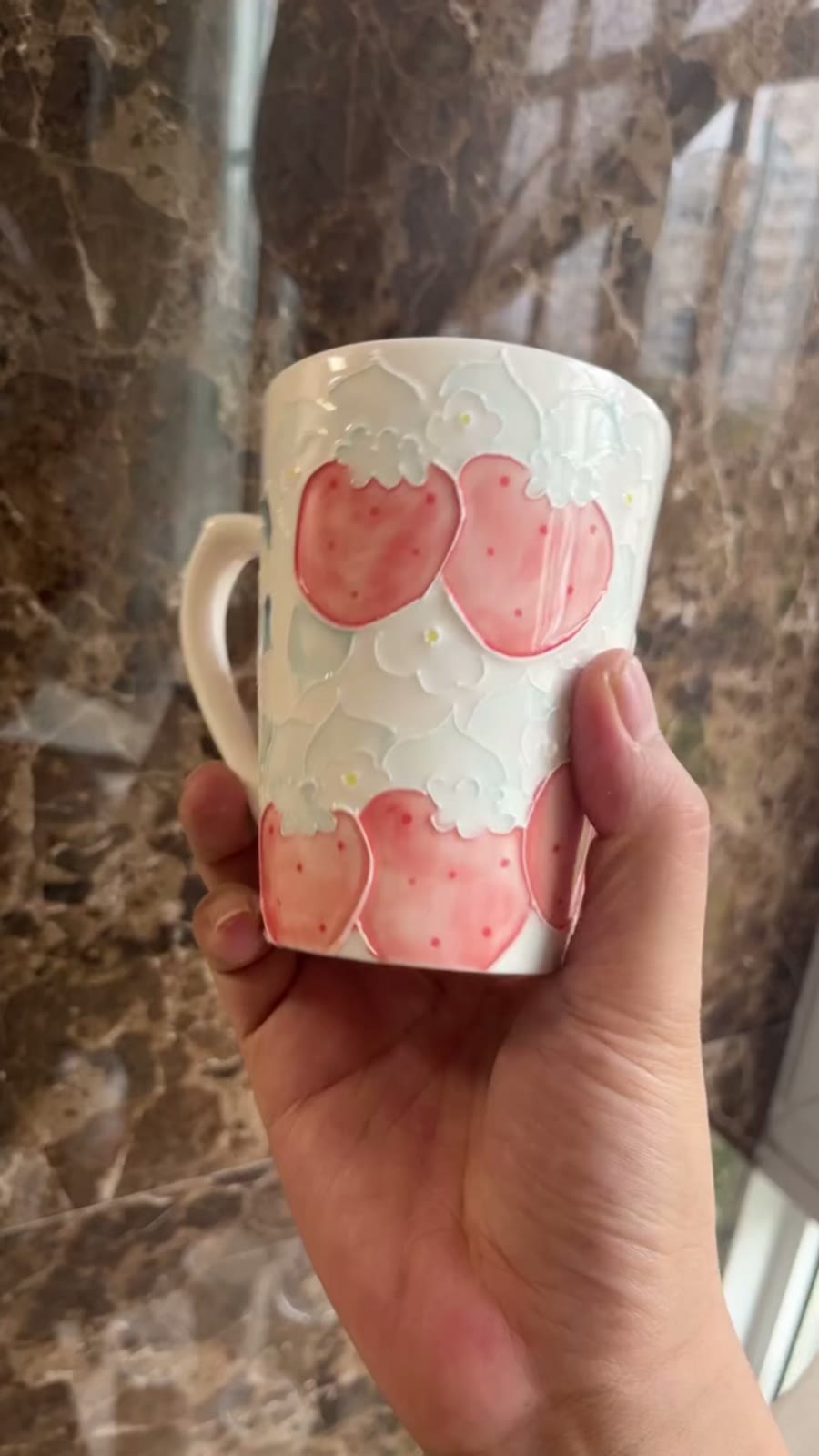 Taza de cerámica pintada a mano con fresa y conejo 300ml