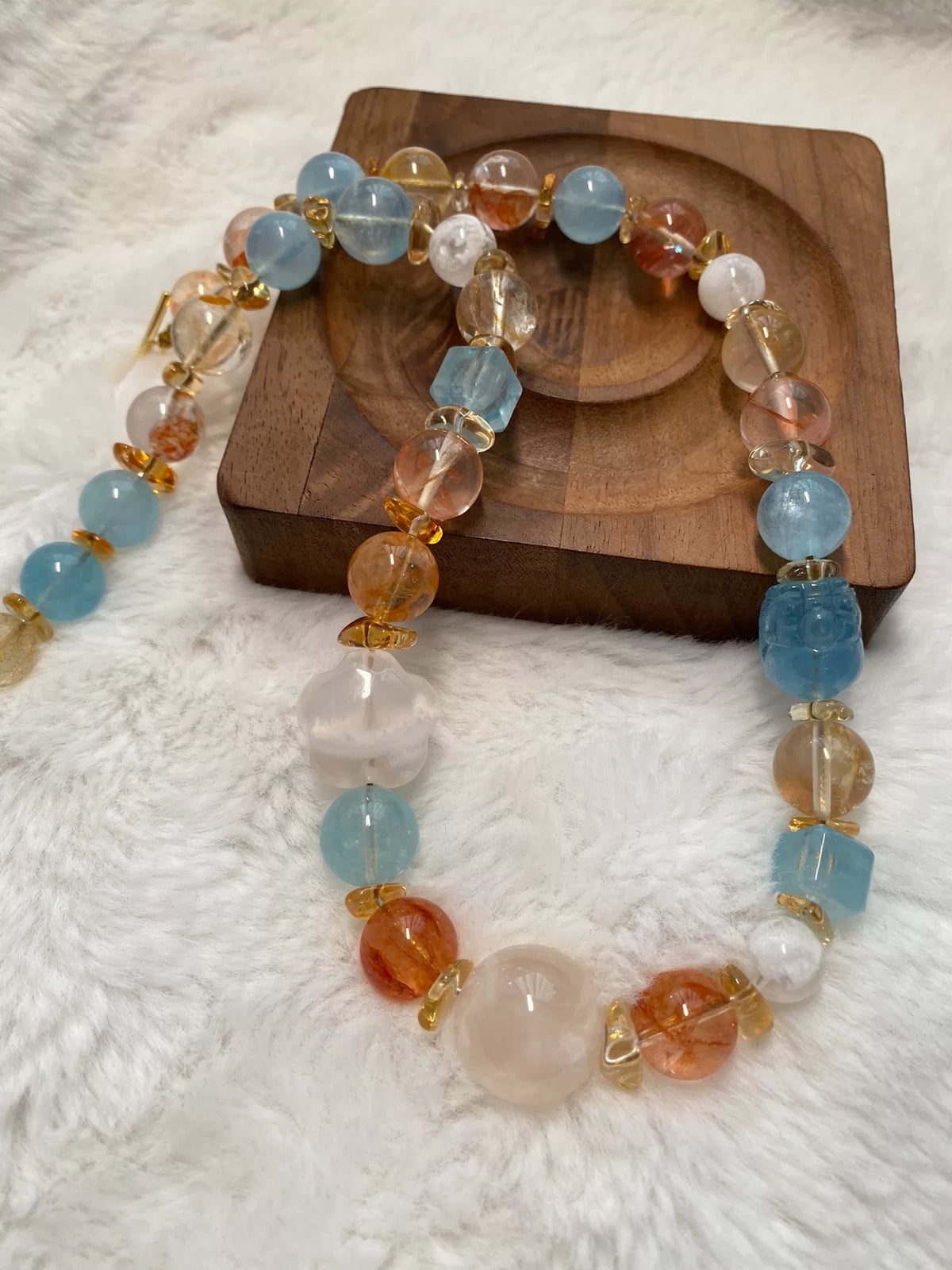 Collana con acquamarina e pietre multiple