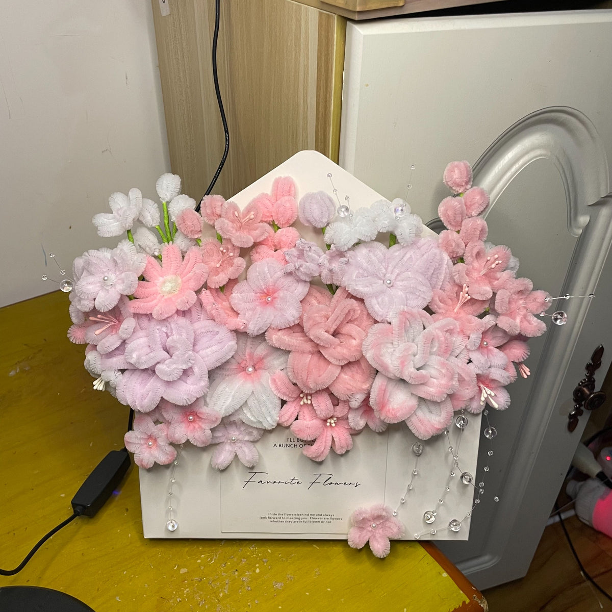 Boîte enveloppe fleurs en chenille rose blanc