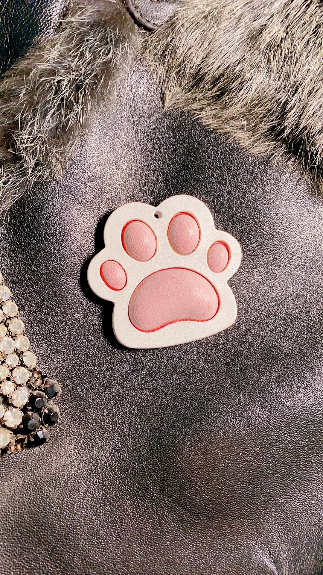 Ciondolo a forma di zampa di gatto in pelle vera bianco e rosa