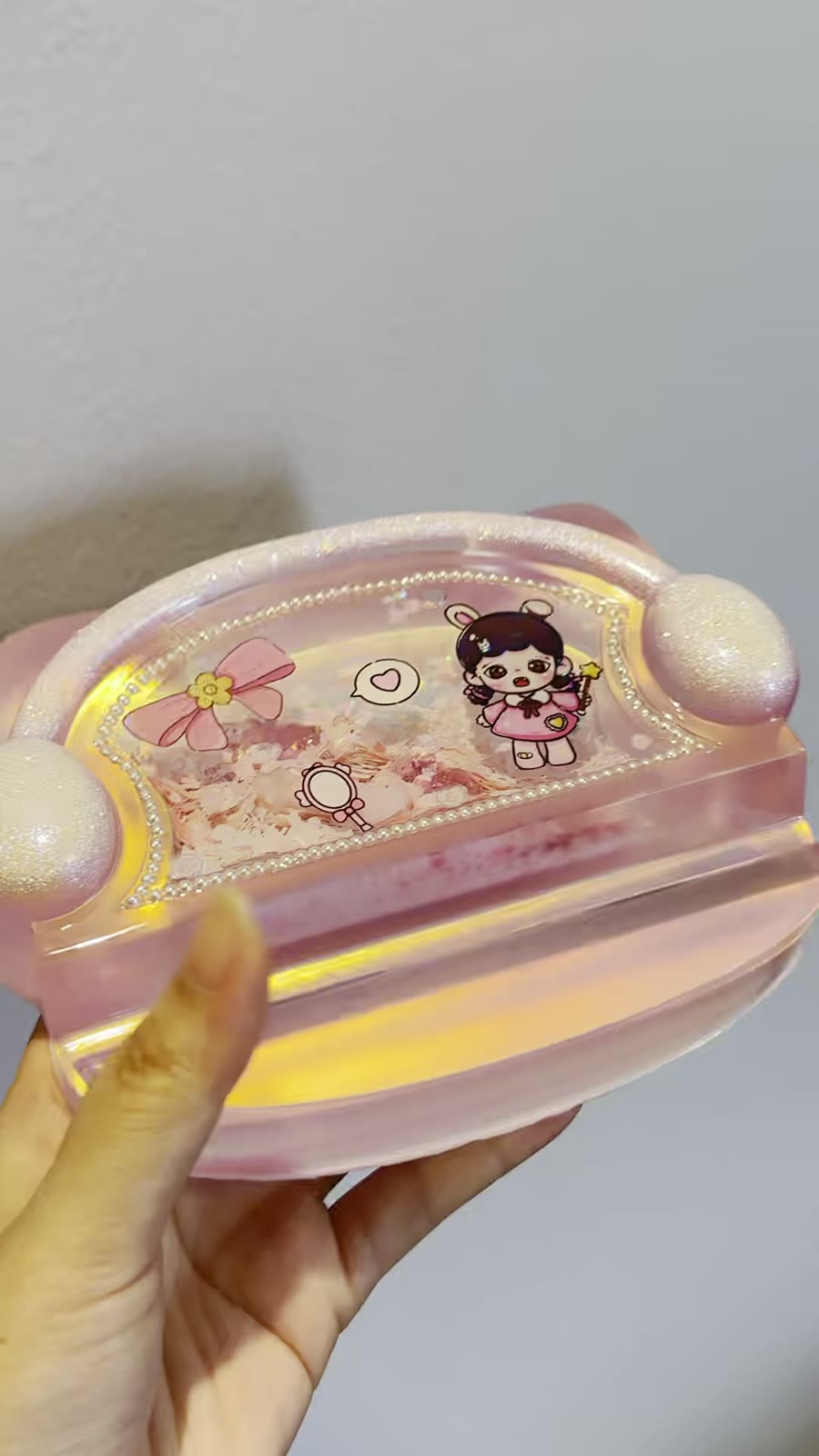 Handgemaakte roze hars displaycase in vorm van mosselchelp