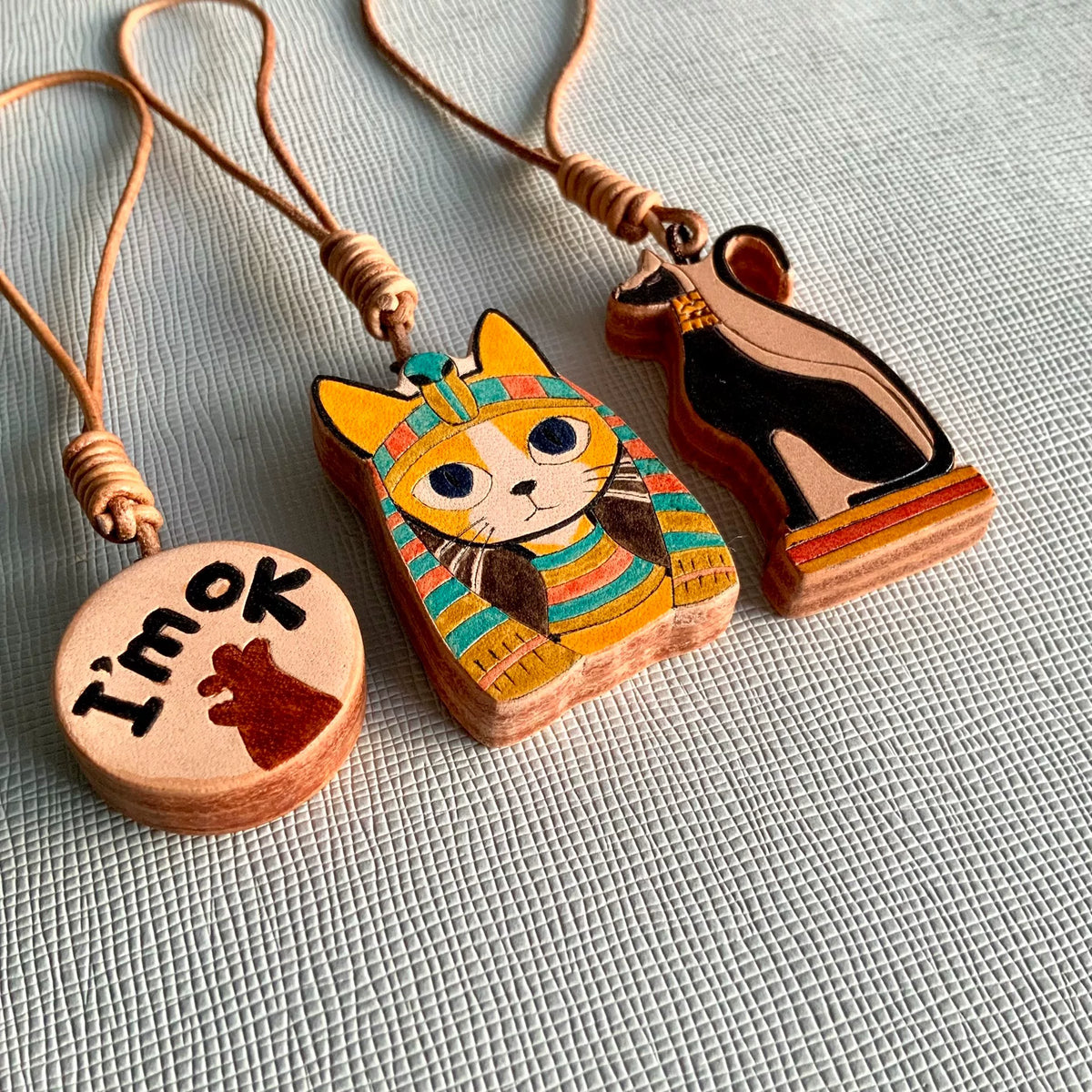 Set di charm in pelle italiana con gatti egizi incisi a mano