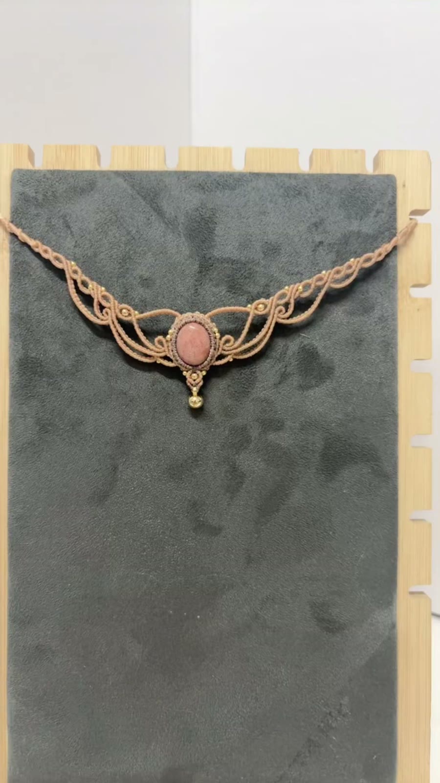 Collana in macramé intrecciata a mano con cabochon ovale