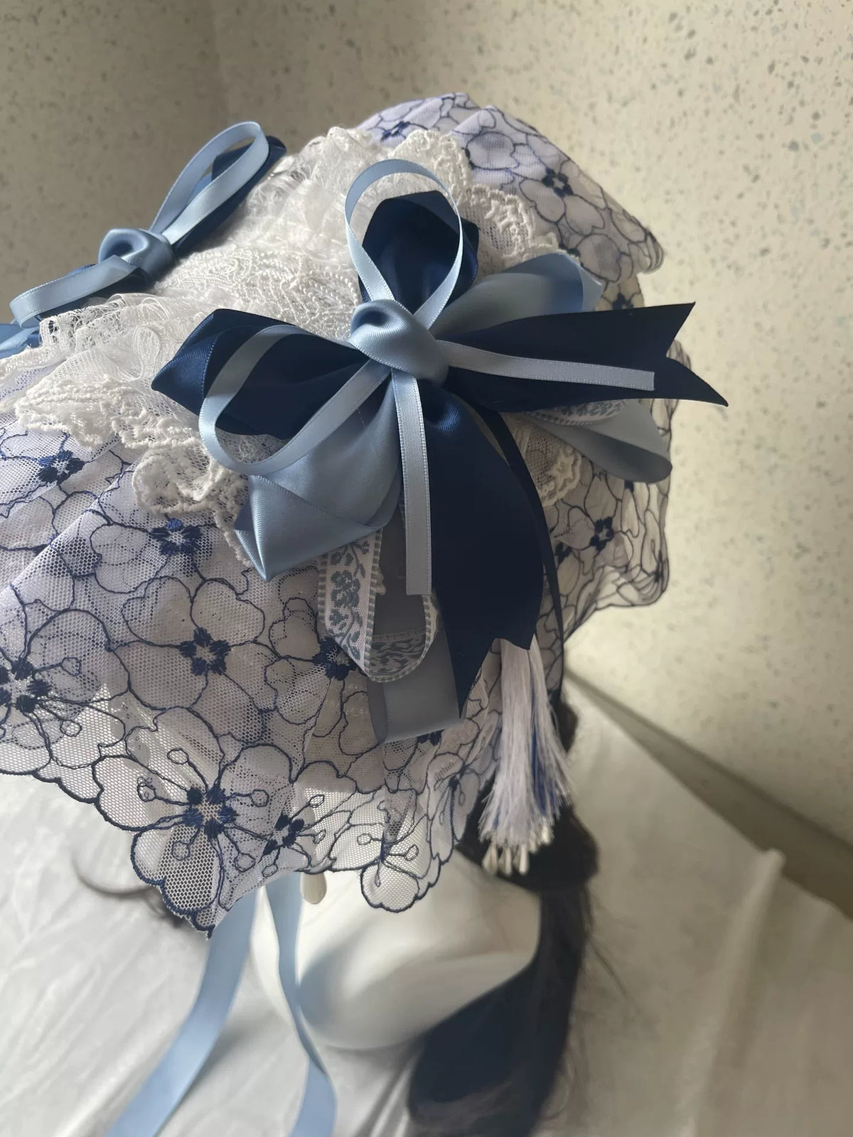 Bonnet Lolita de Renda Azul e Branco