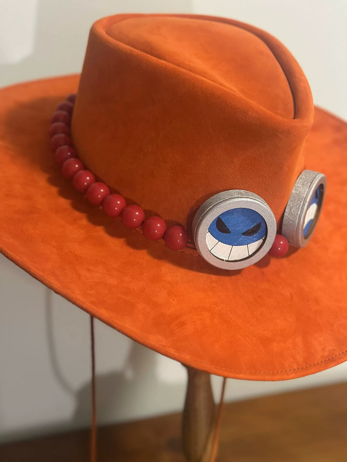 Orangefarbener Wildleder Cosplay-Hut mit rotem Perlenband