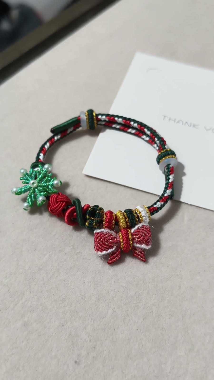 Bracelet de Noël tissé à la main flocon de neige et nœud rouge vert