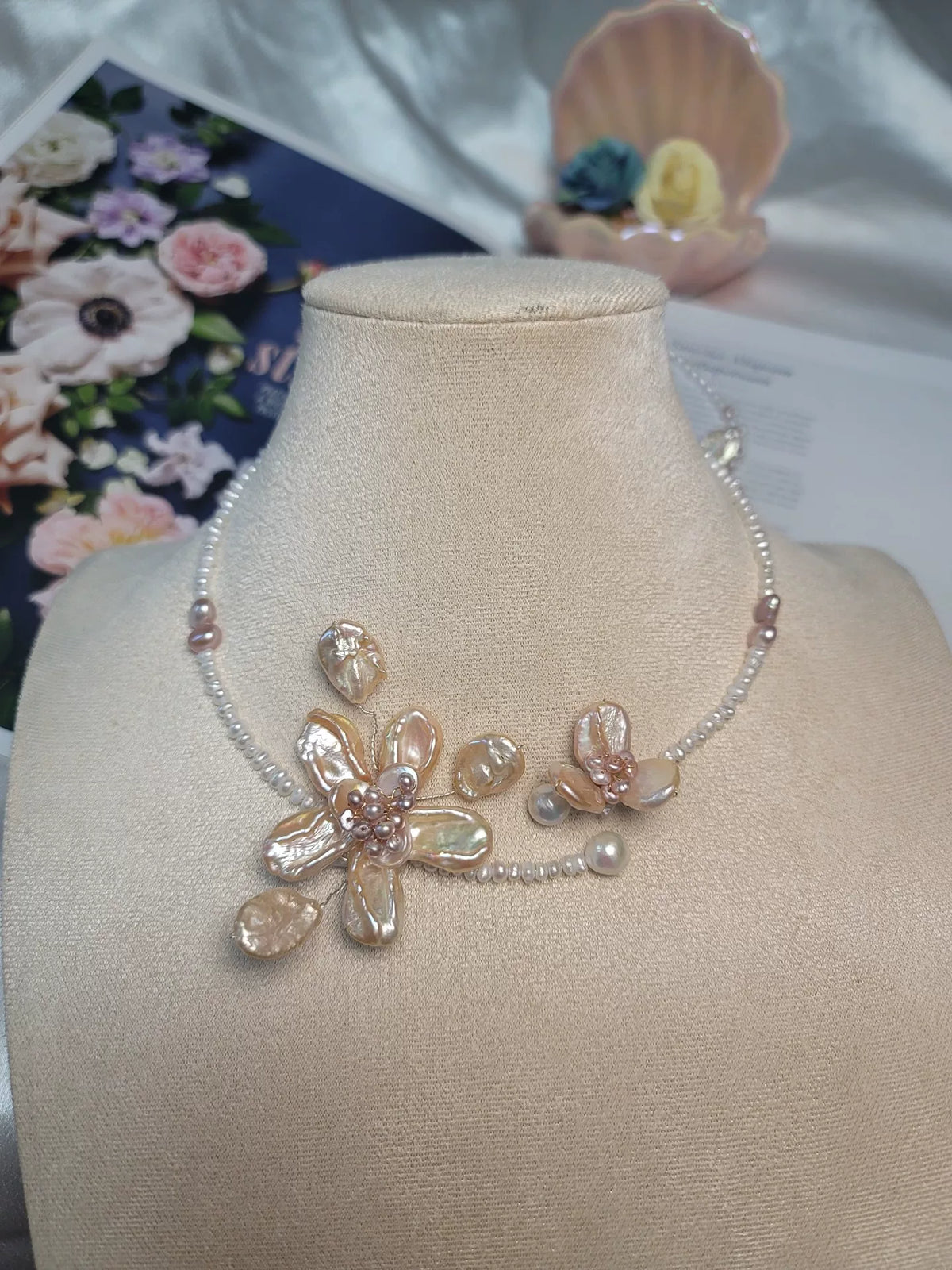 Colar Gargantilha Flor Dupla com Pérolas Naturais
