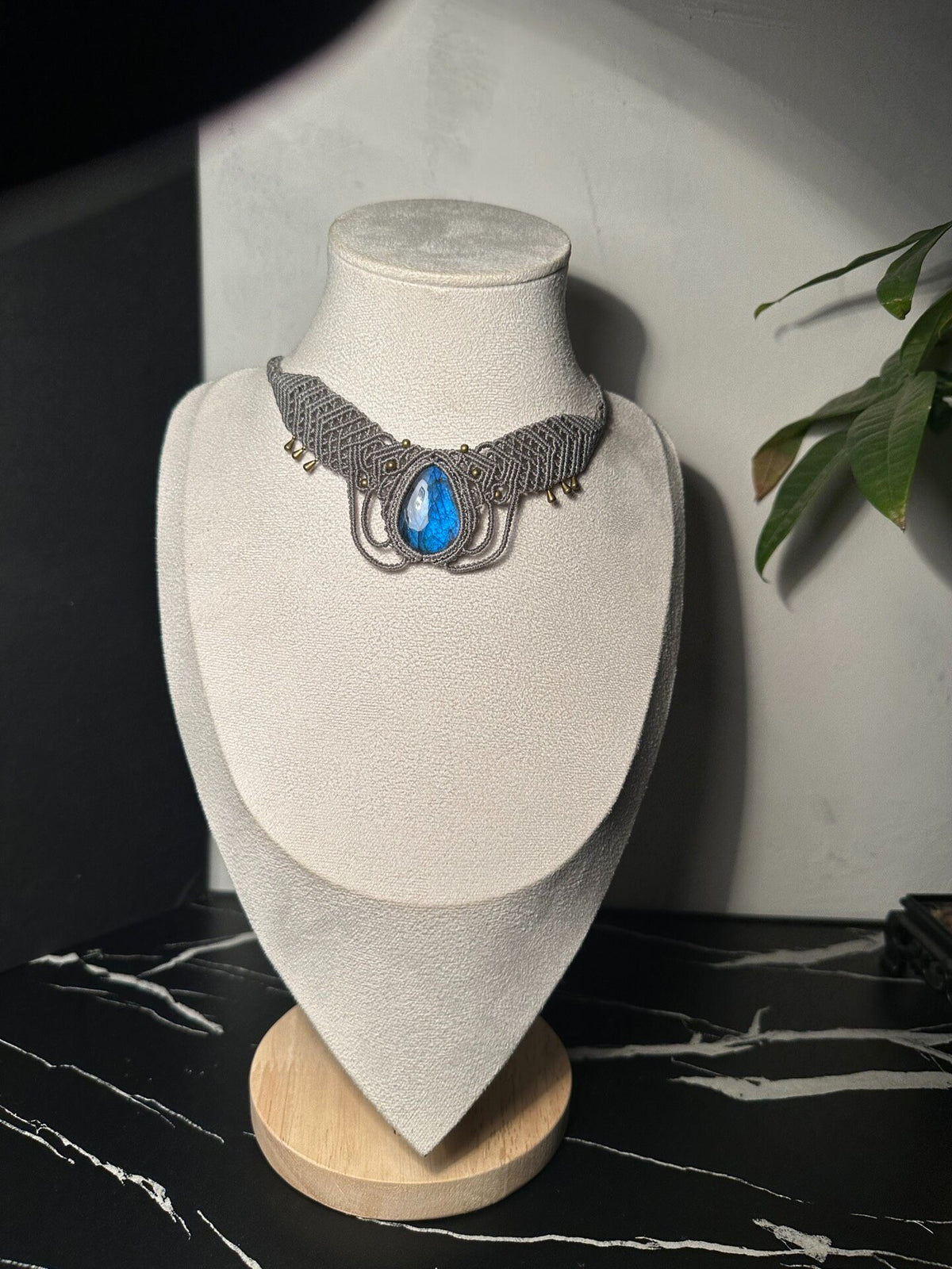 Colar Gargantilha de Macramé com Labradorite Azul em Gota Feito à Mão