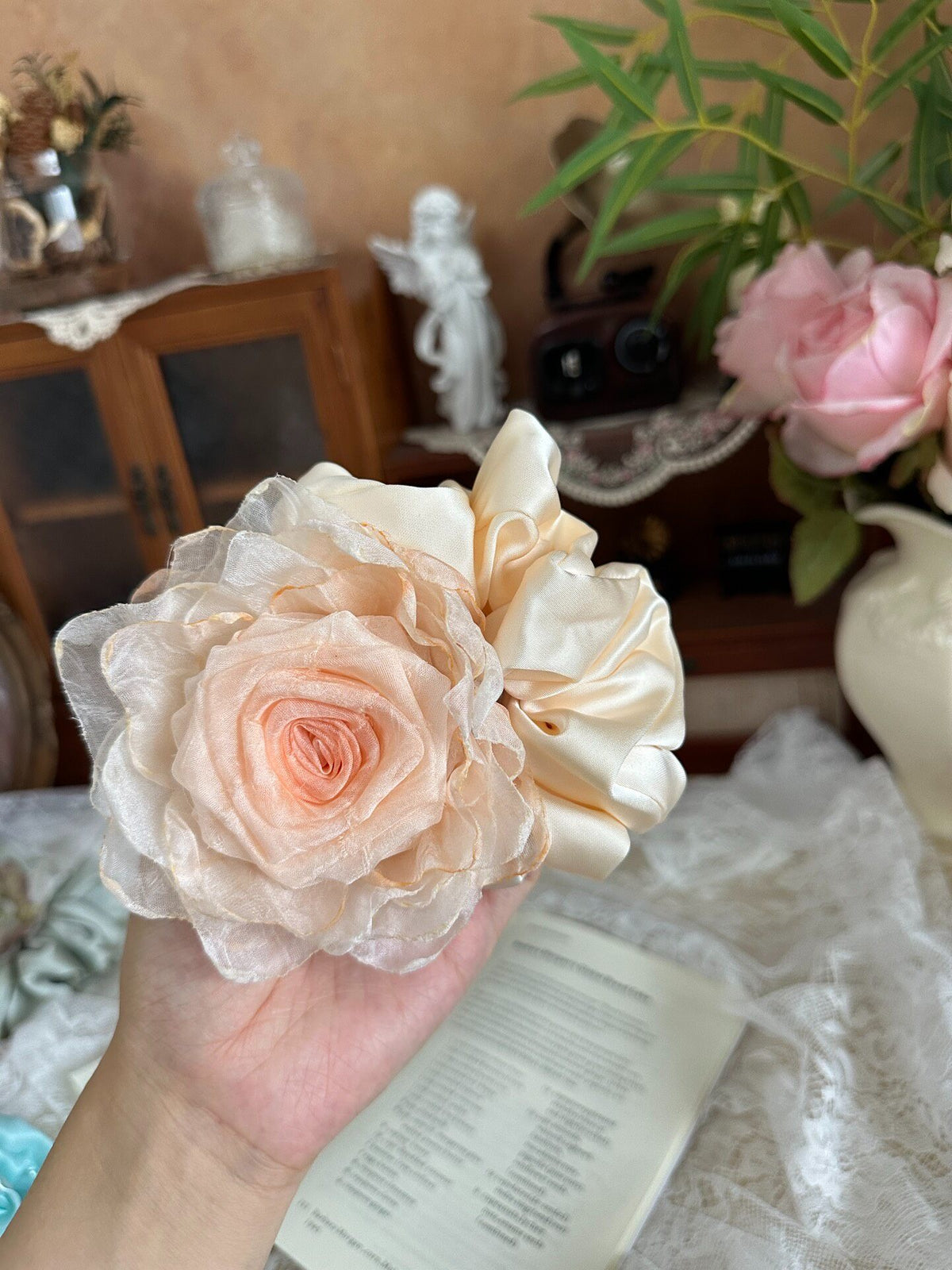 Handgakte Organza Roos Scrunchie Haarband