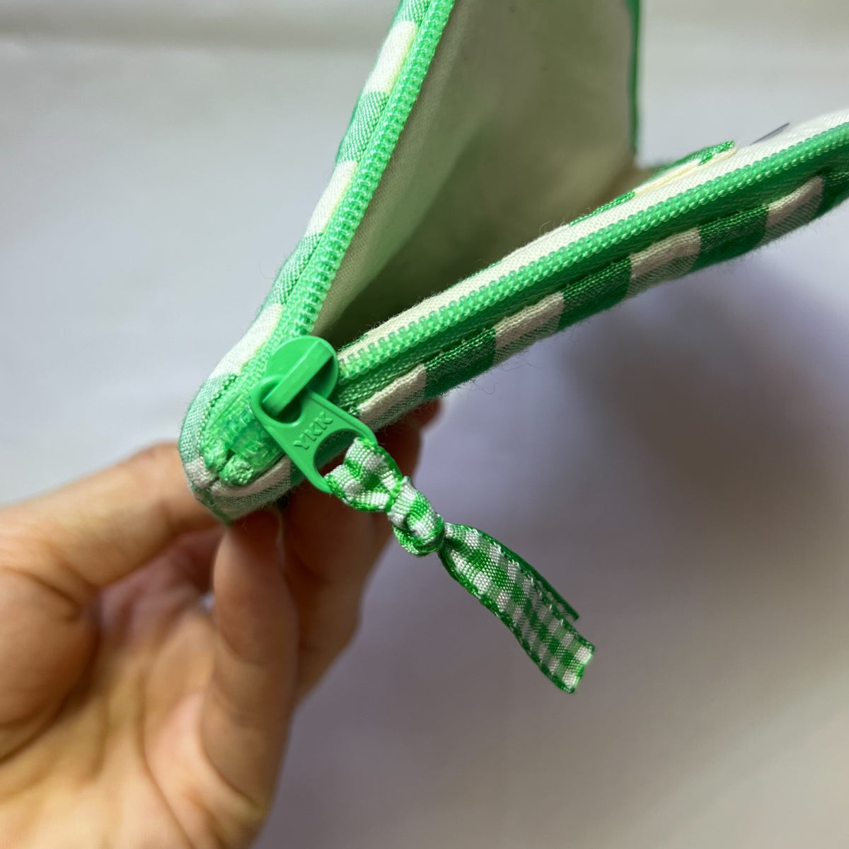 Astuccio con zip e gatto a quadretti verdi