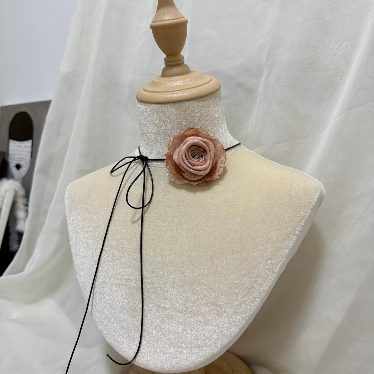 Collier choker artisanal en rose en tissu