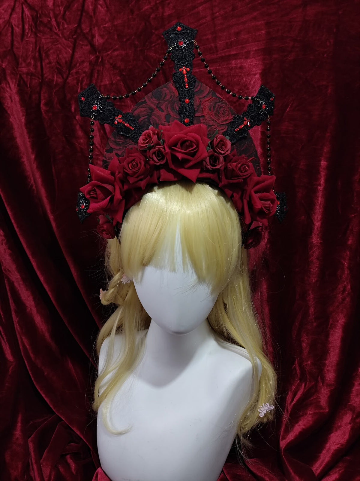 Gothic Lolita-kokoshnik i svart och röd spets