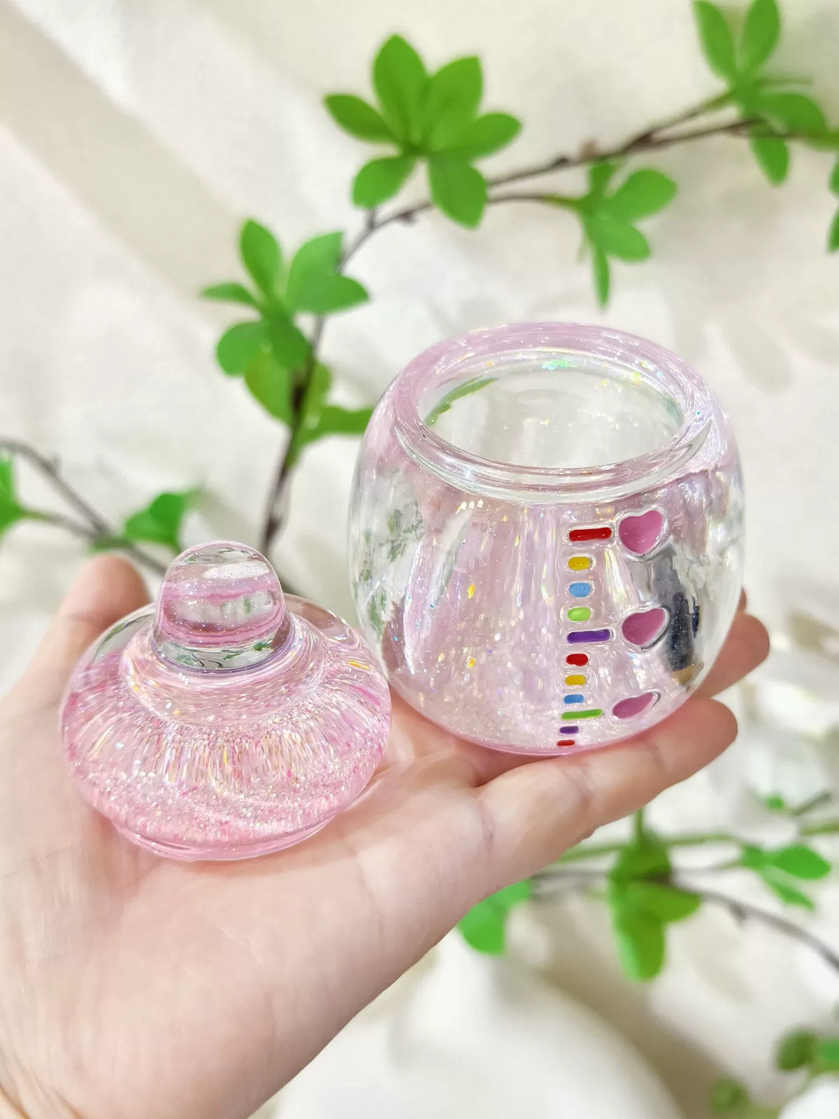 Glittriga rosa resin-nappflaskor twistburkar