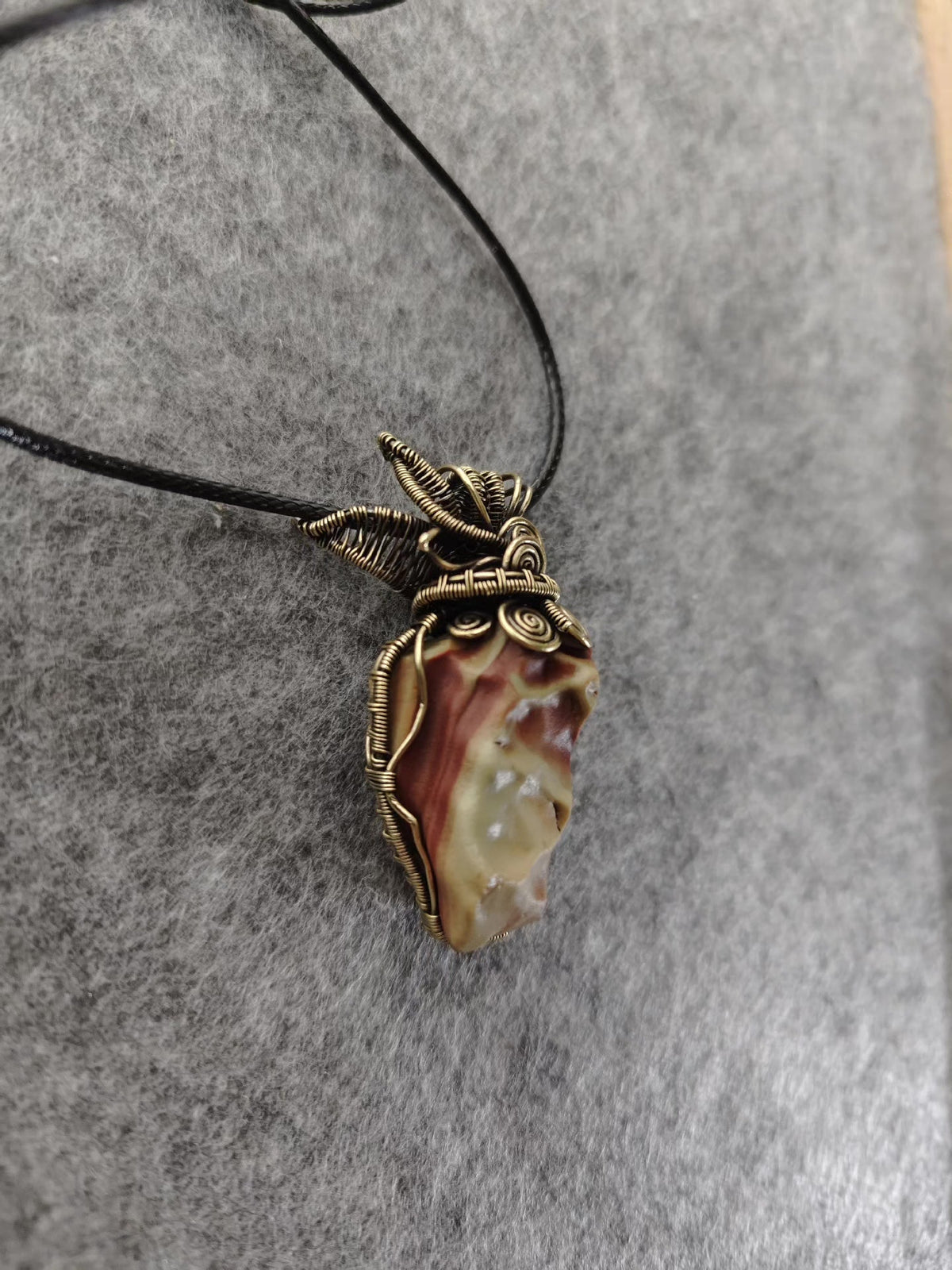 Collar con colgante de piedra Alxa envuelto en alambre de latón hecho a mano