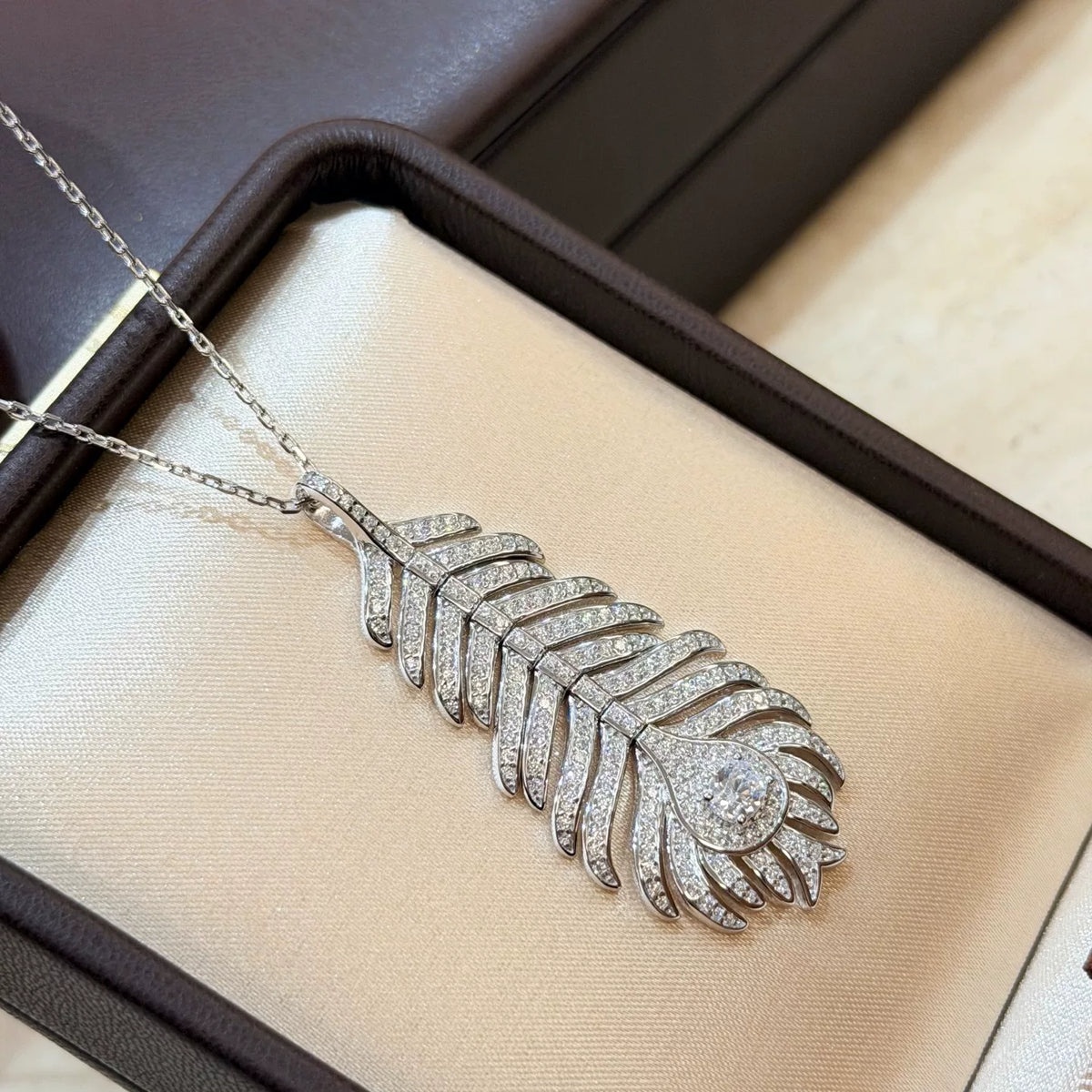 Collar de pluma dorada S925 con diamante