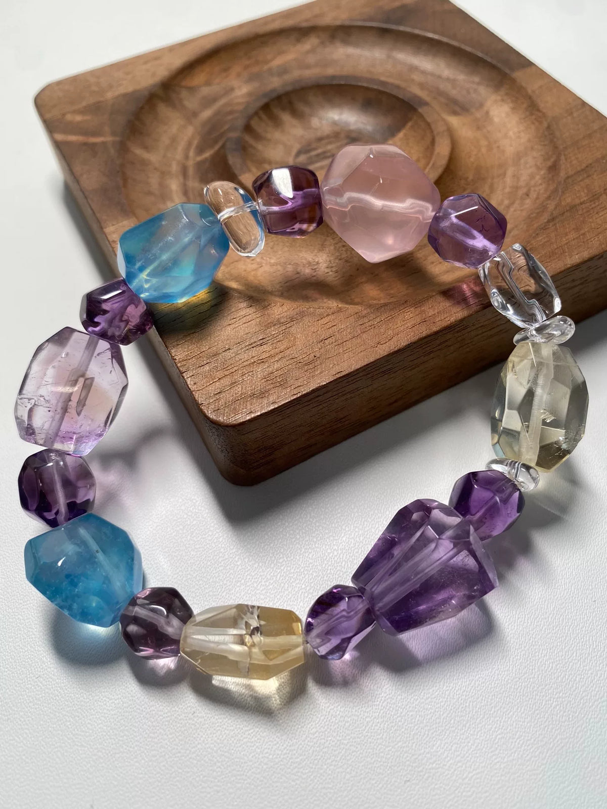 Bracelet en cristal aux pierres naturelles de taille libre