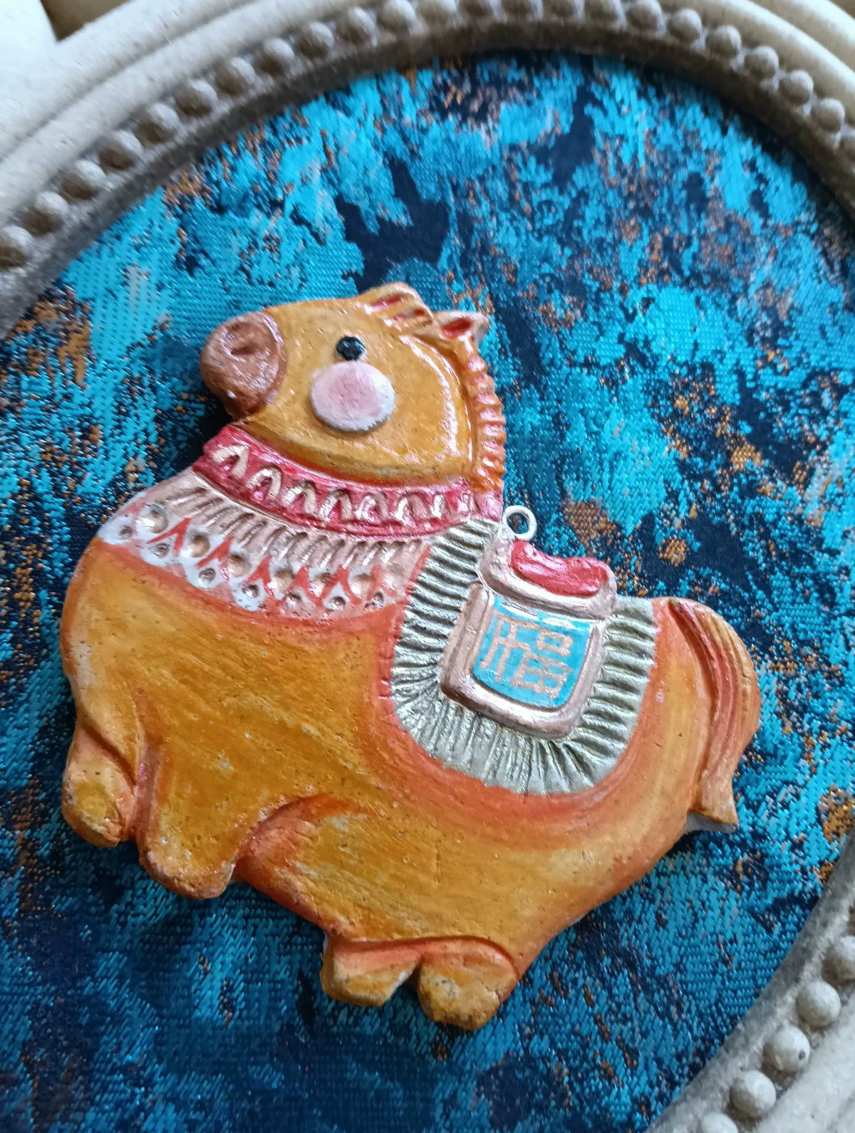 Pendente de Cavalo Tang em Argila Artesanal