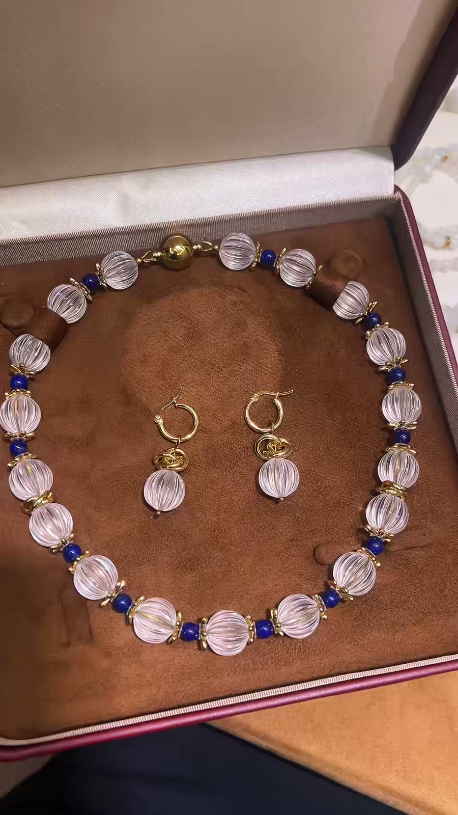 Collar de Quartzo Branco e Lapis-Lazúli Esculpido