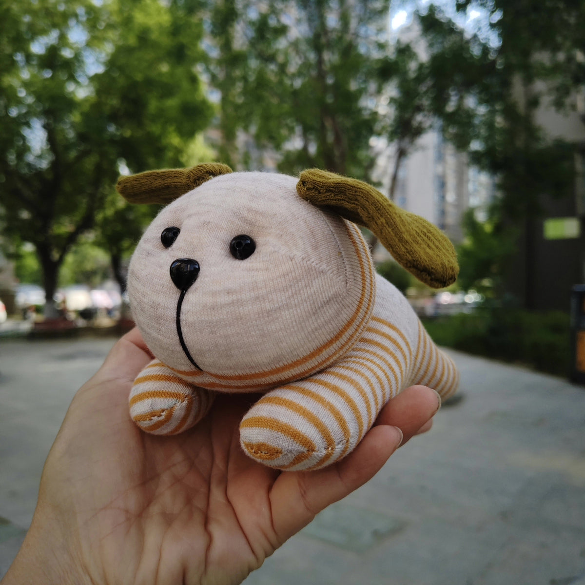 Poupée en chaussette cousue à la main - Chiot allongé