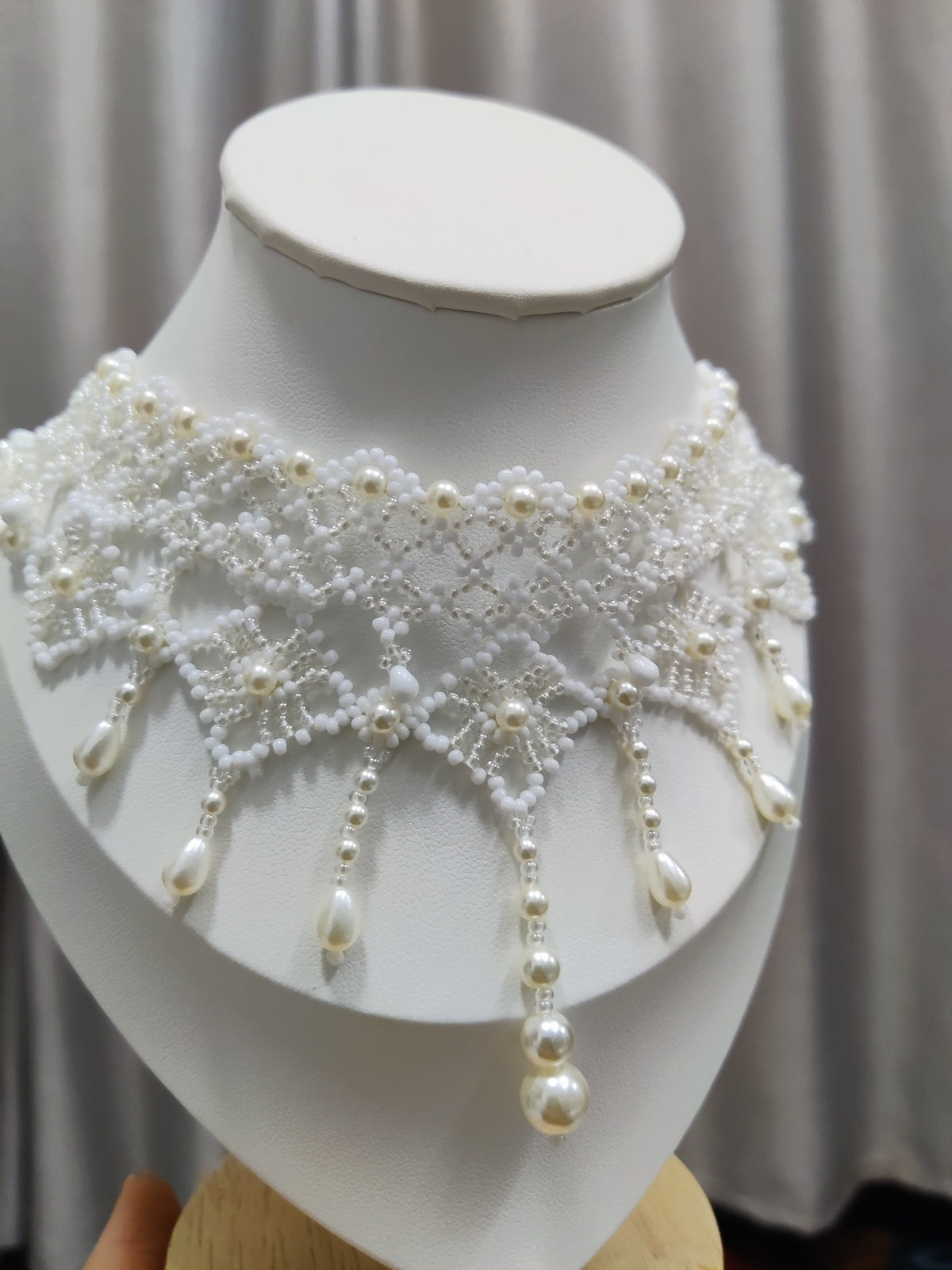 Gargantilla nupcial de novia con abalorios y perlas blancas