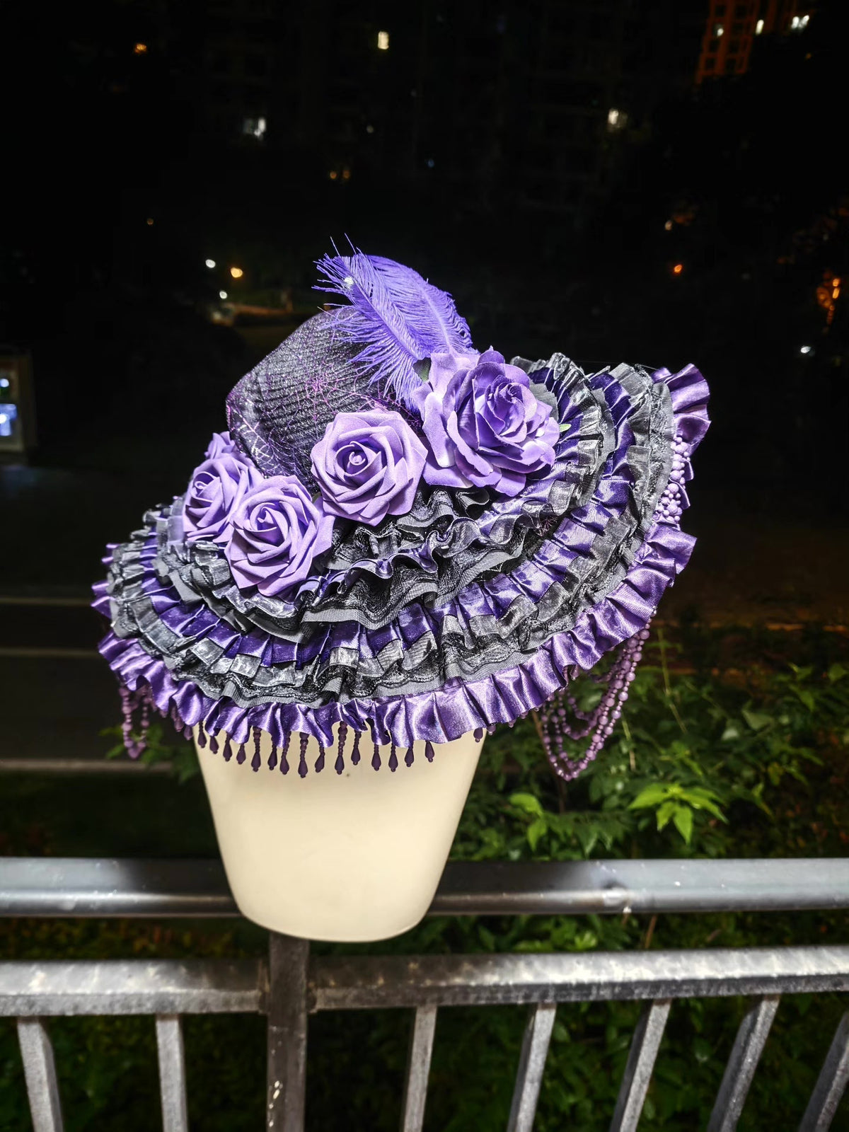 Cappello Nero e Viola con Tesa Larga e Rose