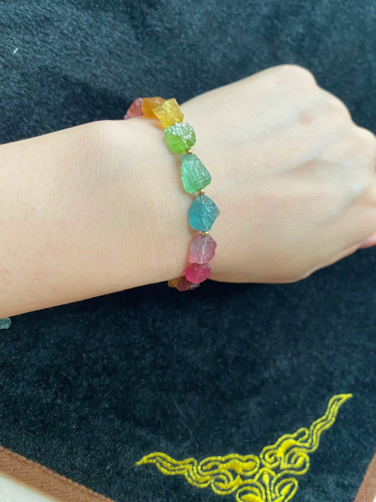 Pulsera de turmalina arcoíris en bruto