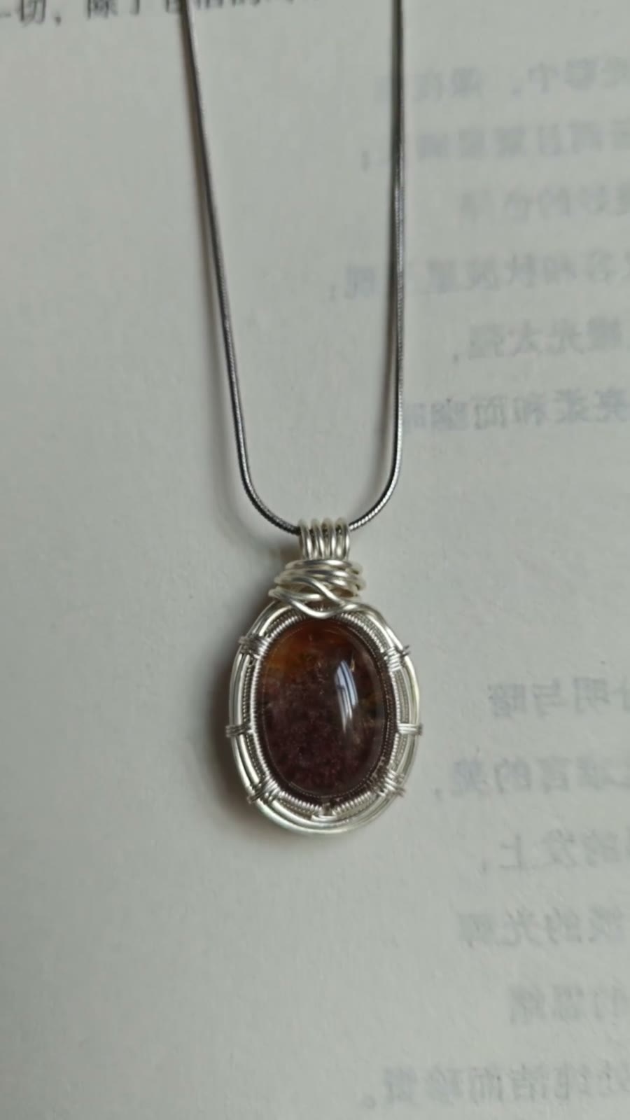 Collana con Pendente in Cristallo Ghost Avvolto nel Filo