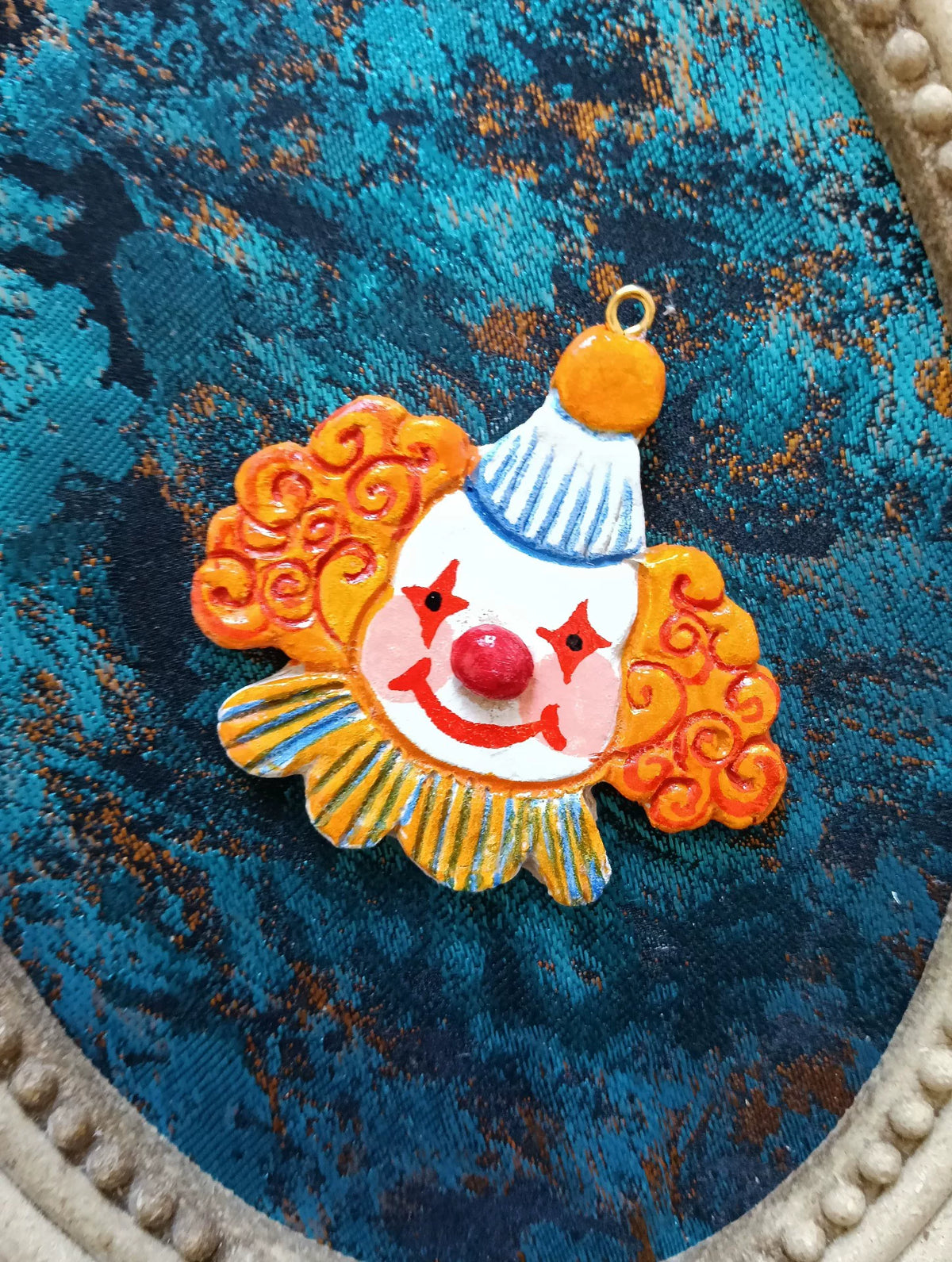 Ciondolo Clown in Argilla Artigianale per Collana e Borsa