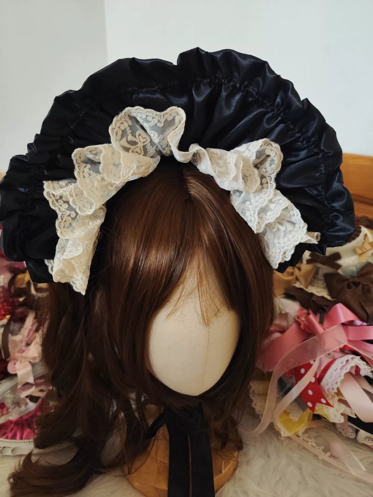 Touca com Folhos de Cetim Lolita