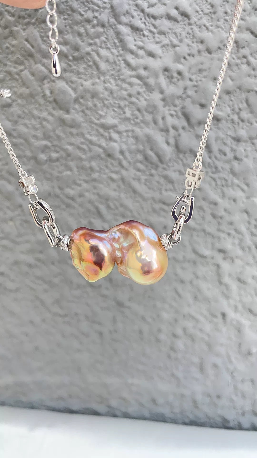 Ciondolo in argento con perla barocca verde e viola