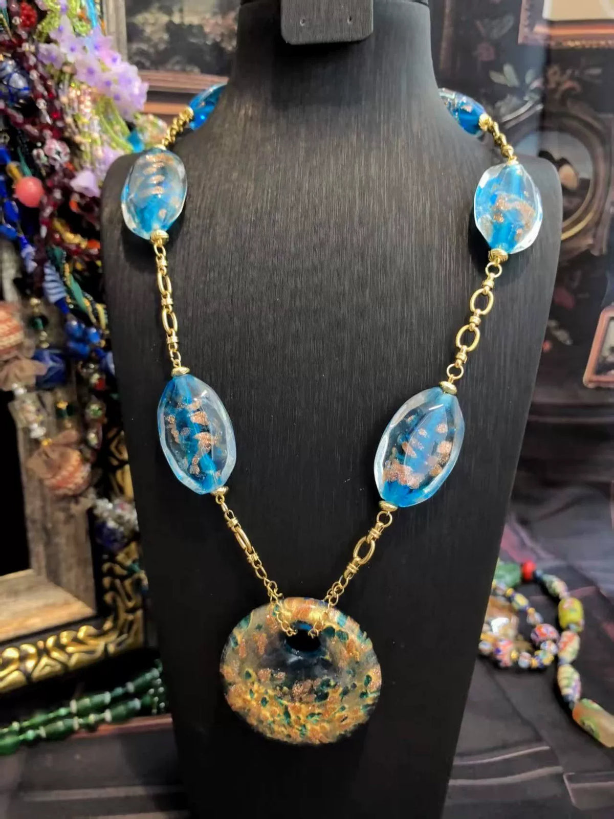 Collar con colgante de dona de cristal azul