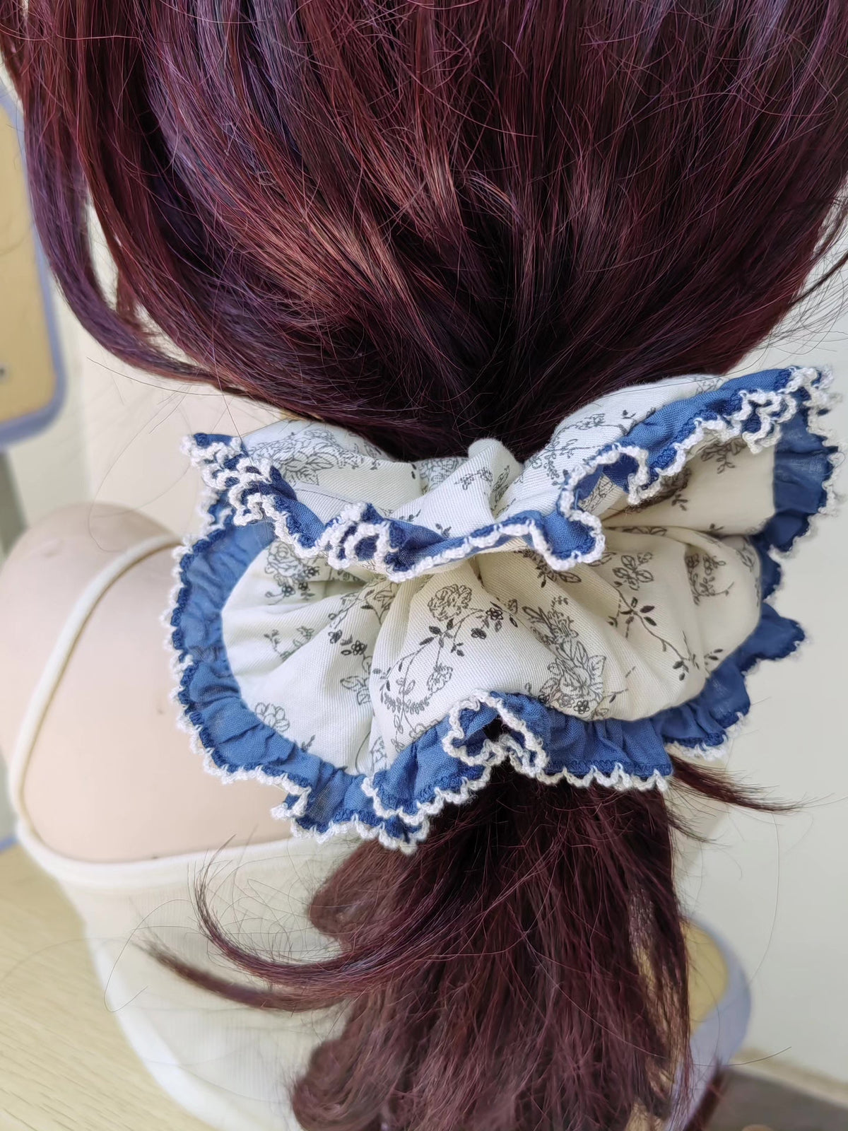 Oversized Bloemen Katoen Haarscrunchie met Blauwe Kant Ruche