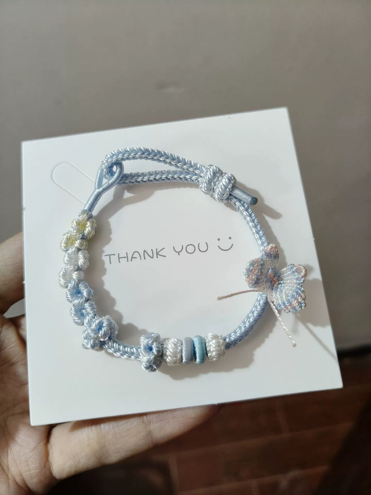 ハンドメイド ブルー＆ホワイトの編み込みレスレット 蝶と花