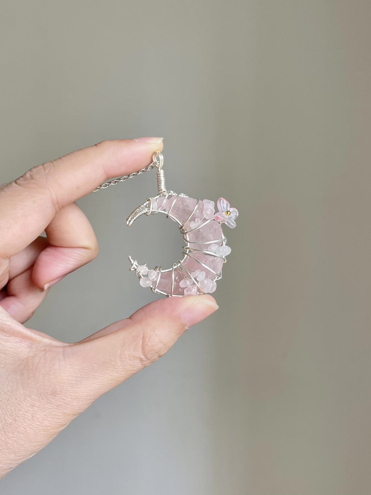 Halsband med rosenvarts och halvmåne i silvertråd