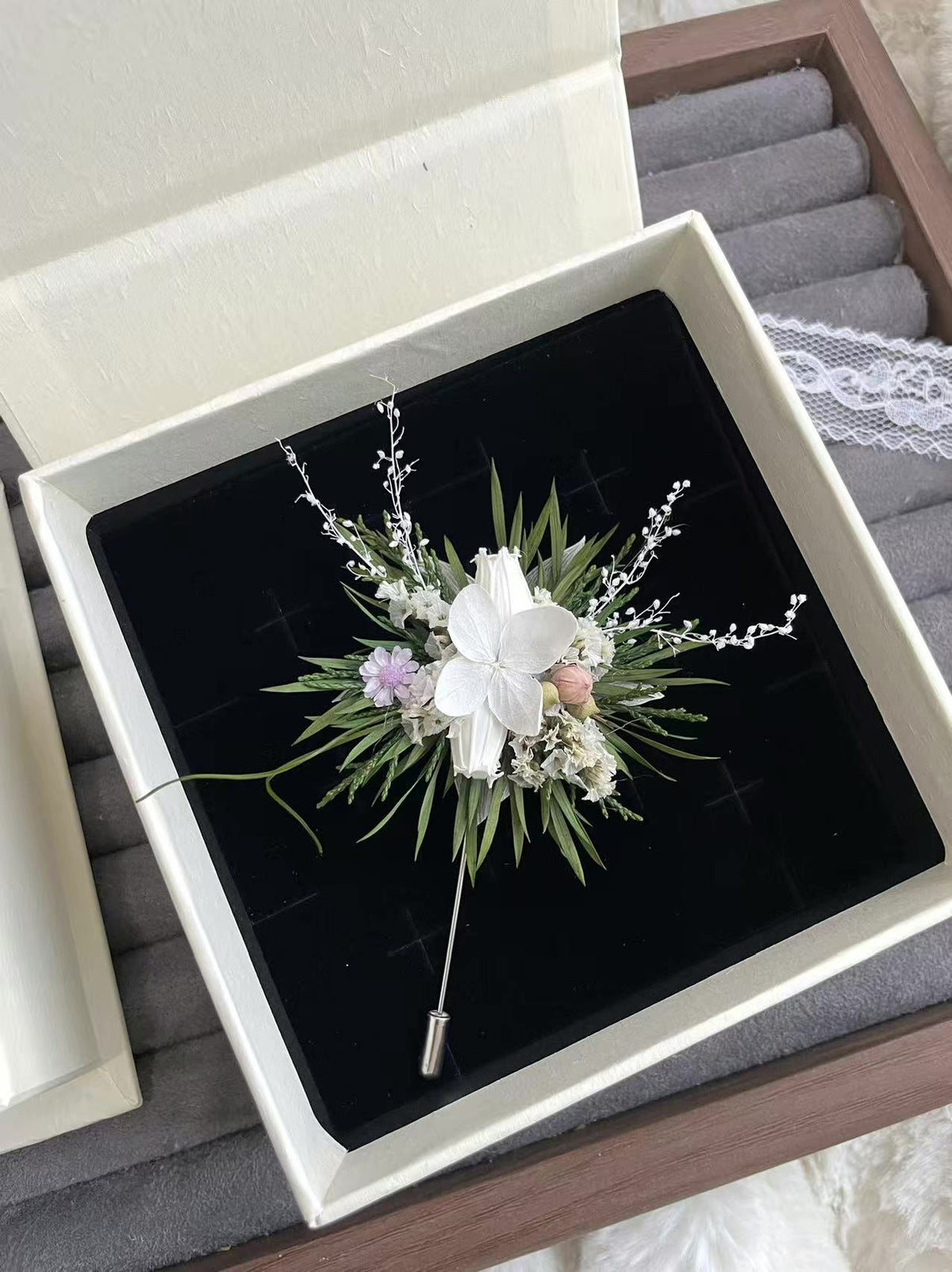 Spilla con fiori preservati mughetto bianco e viola