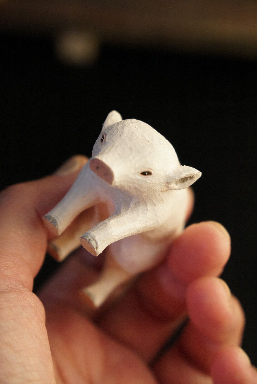 Handgeschnitzte Holzfigur Schwein