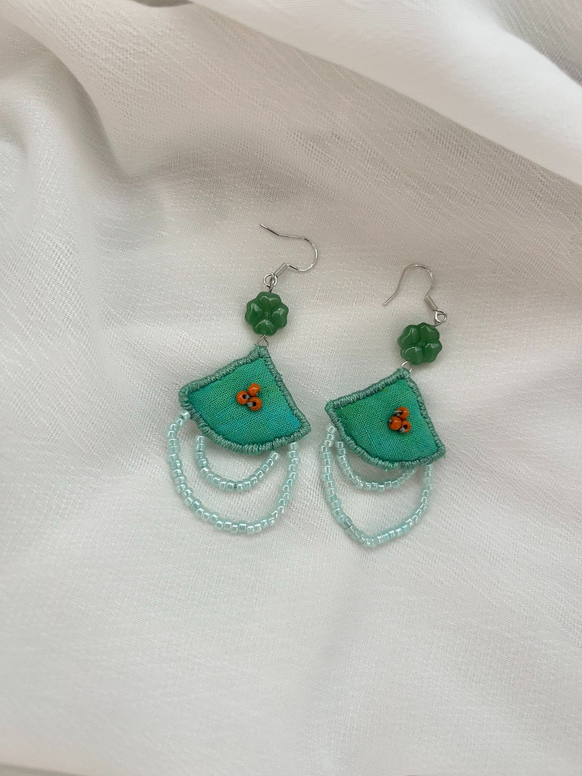 Boucles d'oreilles éventail artisanales en tissu bleu sarcelle et pompons perlés
