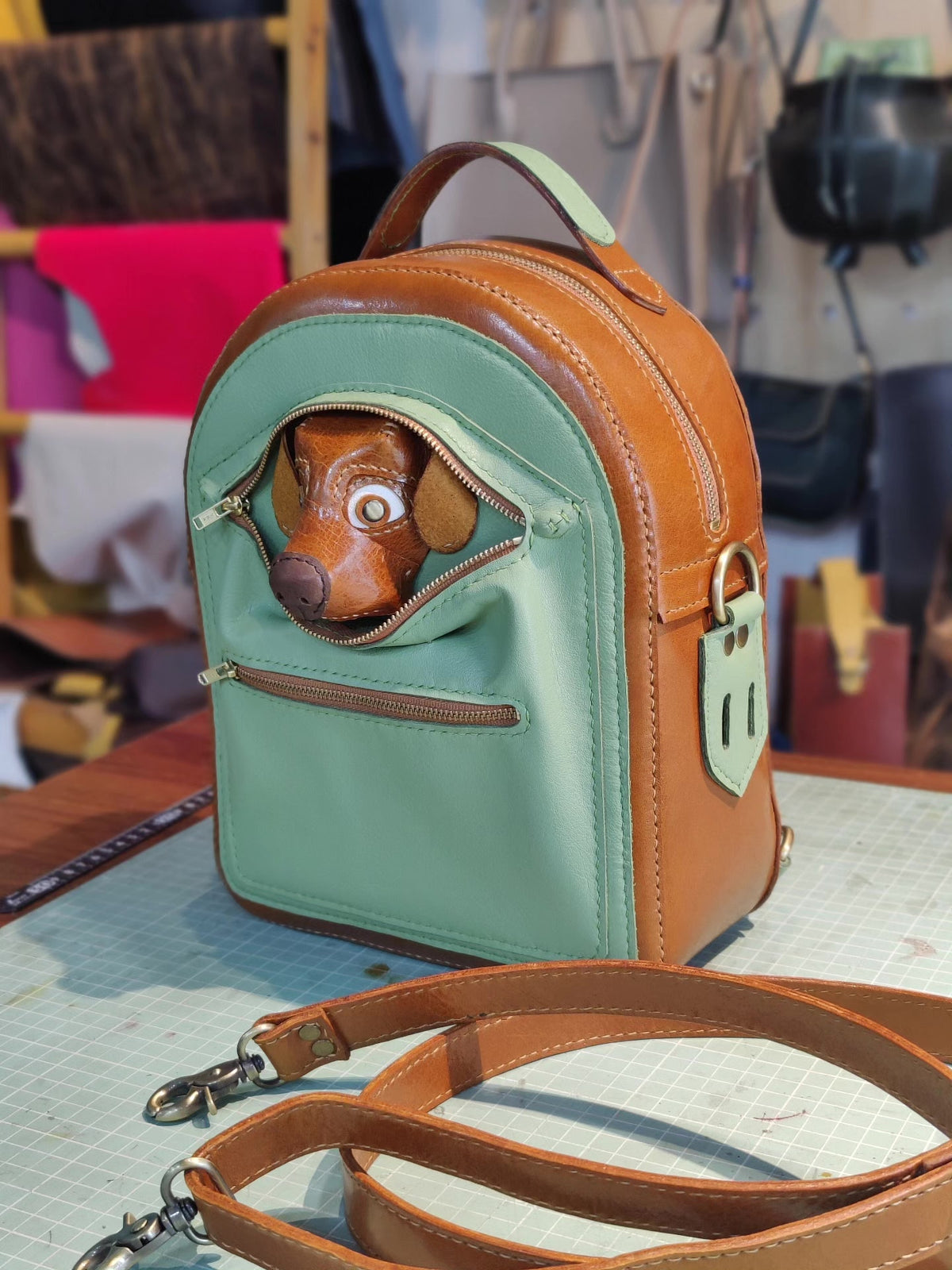 Brauner mintgrüner Lederrucksack mit Hundekopf