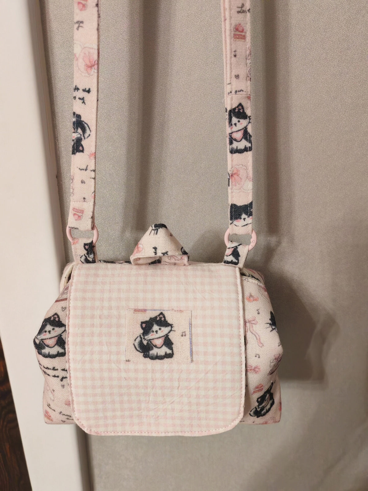 Bolso bandolera acolchado a mano con estampado de gatos