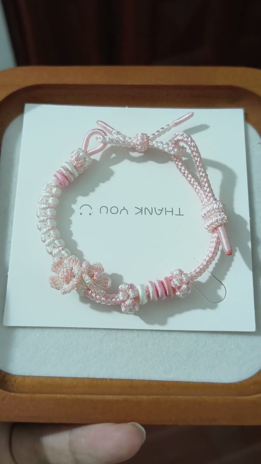 Handgenoopt bloemenarmband met roze-wit verloop