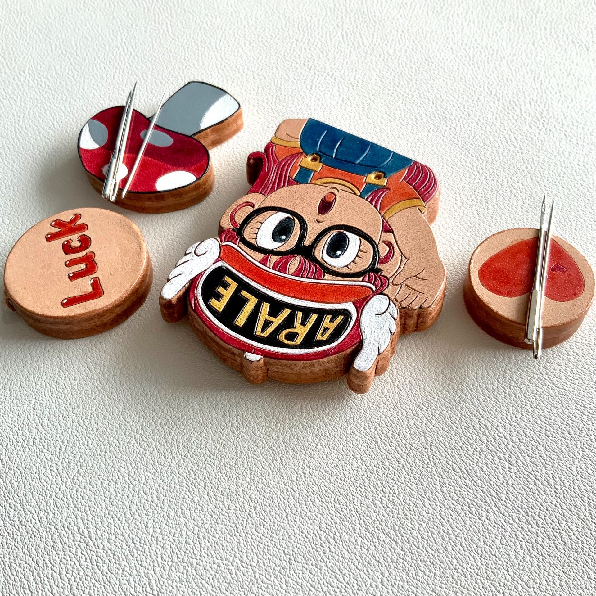 ARALE Magnetic Leather Needle Holder Set with Luck and Mushroom Charms