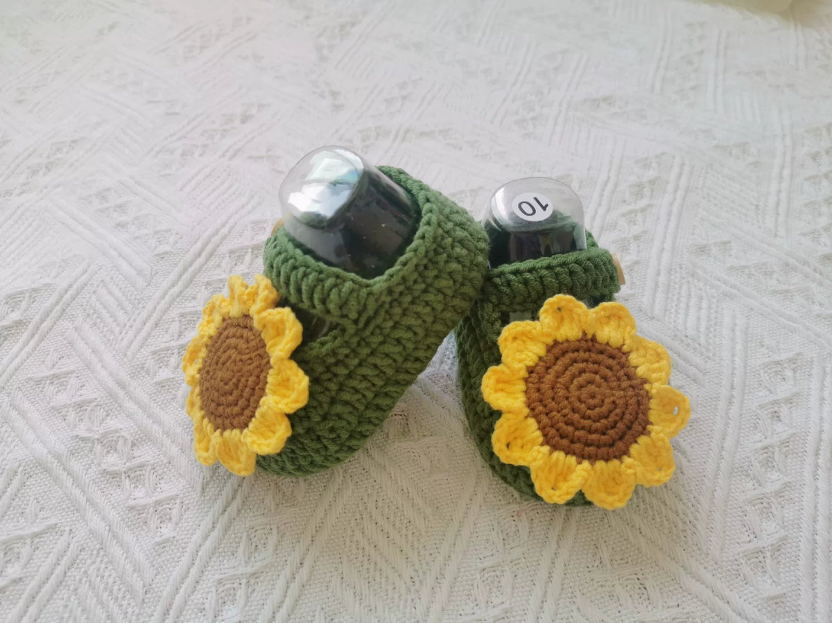 Handvirkade babysockor i grön mjölkbomull