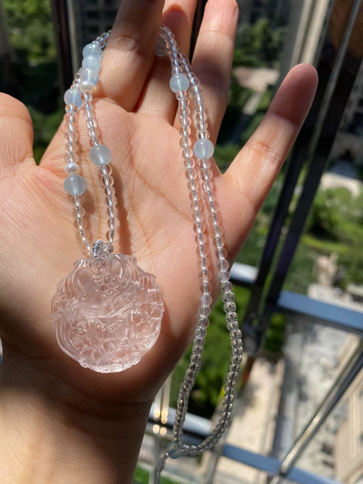 Colar com Pingente de Raposa em Cristal Branco e Águas-Marinhas