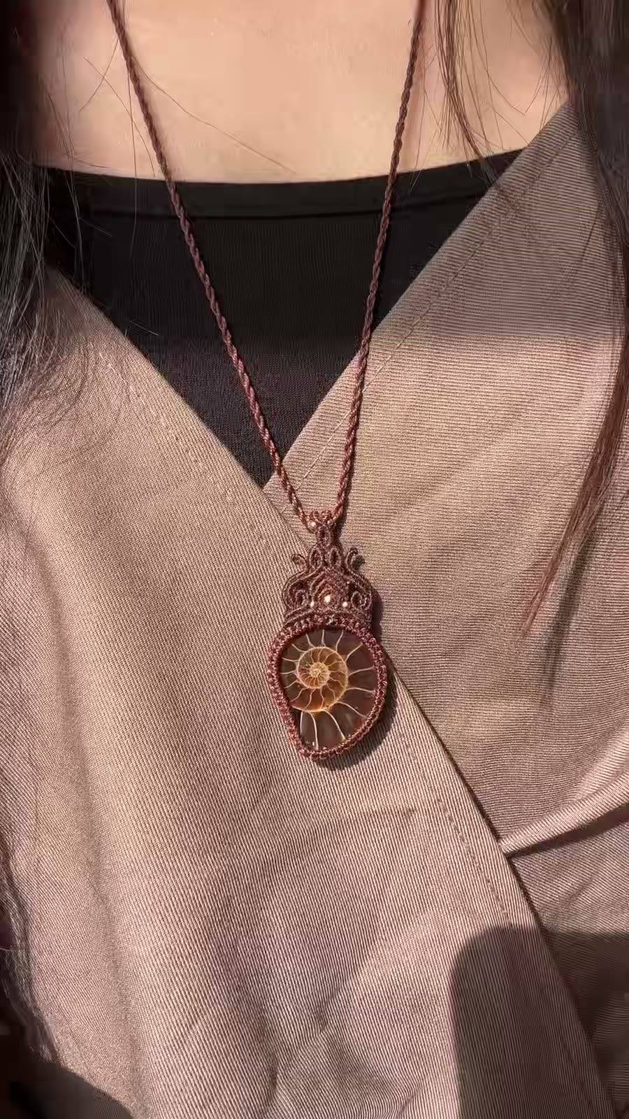 Collier macramé avec pendentif fossile d'ammonite