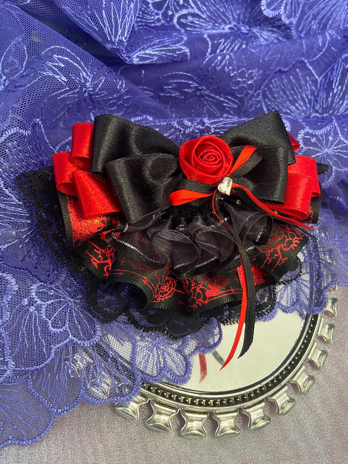 Clipe de Cabelo com Laço de Renda Preto e Vermelho